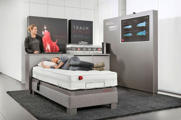 Probeliegen muss sein: Mit einer invididuellen 3D-Vermessung im Fachhandel erhalten Verbraucher wertvolle Tipps für den Matratzenkauf.