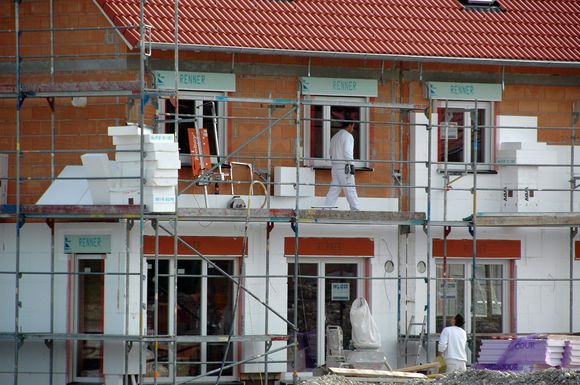 Die Fassadendämmung zählt zu den wirksamsten Maßnahmen, um dauerhaft Heizkosten im eigenen Zuhause zu sparen. Auf bewährte Dämmmaterialien ist dabei über Jahrzehnte Verlass.