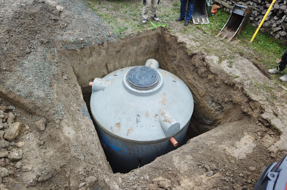 Regenwasser aus einer hauseigenen Zisterne kann einen großen Teil des teuren Trinkwassers ersetzen, zum Beispiel in der WC-Spülung, der Waschmaschine oder der Gartenbewässerung.