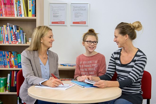 Wenn Lehrkraft, Eltern und Kind an einem Tisch sitzen können sie gemeinsam Lösungen für die schulische Zukunft finden.