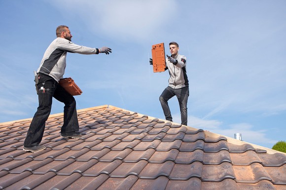 Auf welchen Handwerker ist Verlass? Hilfreich bei der Suche sind Onlineportale. Verbraucher sollten darauf achten, dass sie geprüfte, regionale Meisterbetriebe beauftragen.