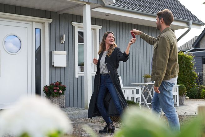 Dank niedriger Zinsen ins Traumhaus: Auch 2022 können angehende Immobilienbesitzer von historisch günstigen Finanzierungskonditionen profitieren.