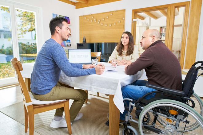 Mithilfe einer kompetenten Pflegeberatung f&auml;llt es oft leichter, &uuml;ber Probleme bei der h&auml;uslichen Pflege zu sprechen.