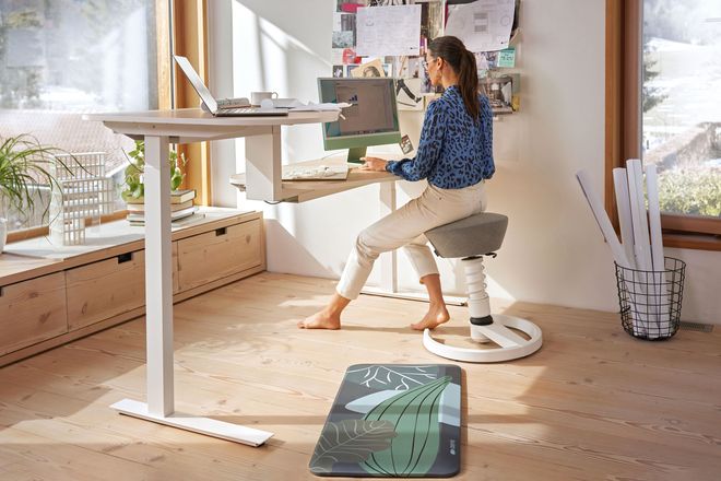 Flie&szlig;ender Haltungswechsel: Wenn beide Arbeitsplatten mit Bildschirm und Tastatur ausgestattet sind, muss man sich nur kurz erheben, um ohne Technikunterbrechung weiterarbeiten zu k&ouml;nnen.