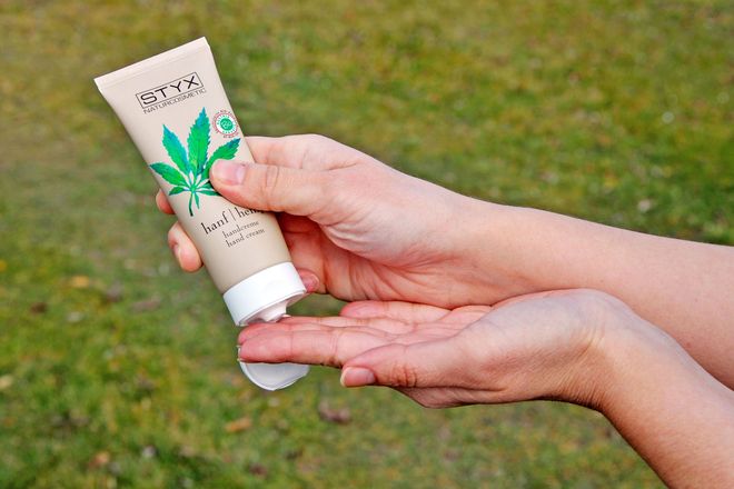 Die Hanf-Handcreme zieht schnell in die Poren der Haut ein und hält so auch tiefere Hautschichten geschmeidig.