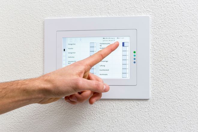 Kombinationen aus Alarmanlage und Smarthome-System bieten vielfältige Sicherheits- und Komforteinstellungen und helfen beim Energiesparen.