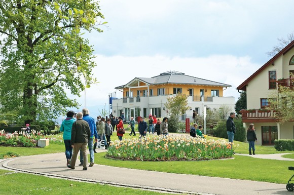 In der "World of Living" in baden-württembergischen Rheinau-Linx können Besucher zahlreiche Musterhäuser besichtigen.