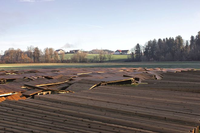 Die sogenannte Bewitterung über mehrere Monate macht das Holz besonders langlebig und resistent gegen äußere Einflüsse.