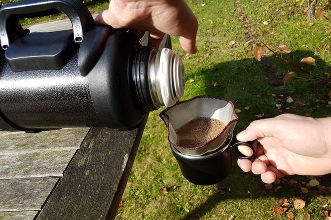Mit der großen Thermosflasche inklusive „Zapf"-Funktion können Kaffee und Tee frisch zubereitet werden.