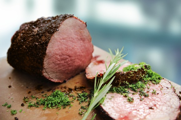 Highlight vom Grill: Rinderfilet in Espresso-Kruste. Beim Einkauf auf kontrollierte Qualität achten.