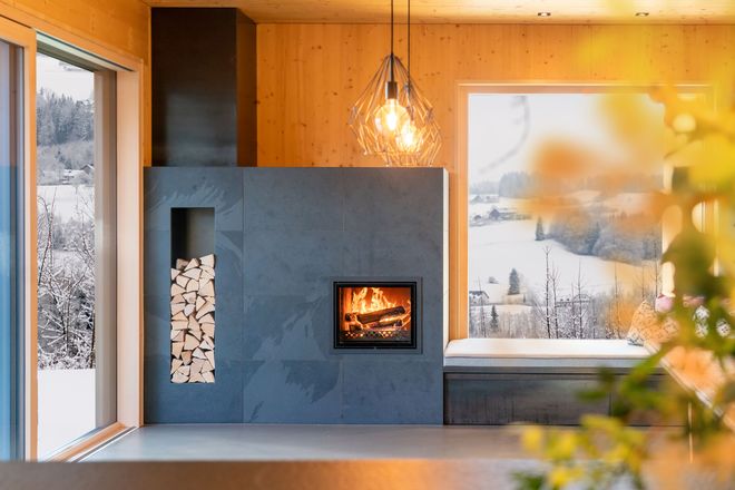 Holzfeuerstätten wie Speichergrundöfen mit Wasserwärmetauscher können auch eine Wärmepumpe ideal ergänzen und entlasten.