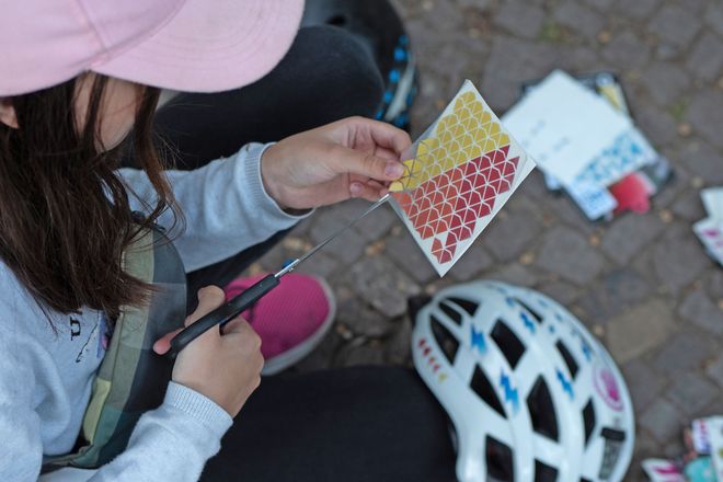 Leuchtsticker auf dem Fahrradhelm anzubringen, macht diesen schöner und bringt erhöhte Sichtbarkeit.