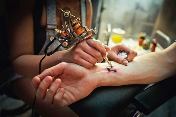 Tätowierungen und auch Piercings unter nicht sterilen Bedingungen können Ursachen für eine Hepatitis-C-Infektion sein.