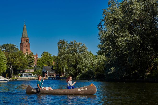 Die Havel auf eigene Faust entdecken geht unter anderem in einem Kanu.