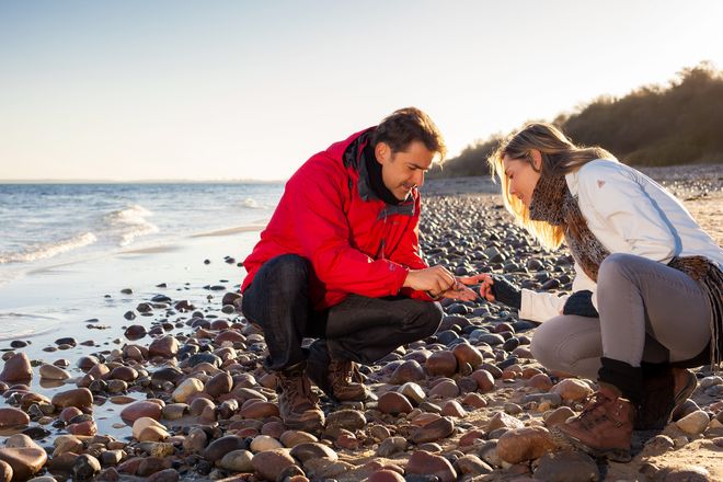 Nach einem Herbststurm können Strandspaziergänger "Hühnergötter" und Bernstein suchen und finden.