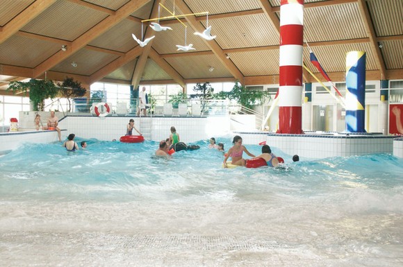 Wenn das Wetter einmal nicht mitspielt, bietet das "AmrumBadeland" mit Wellenbad Spaß für die ganze Familie.