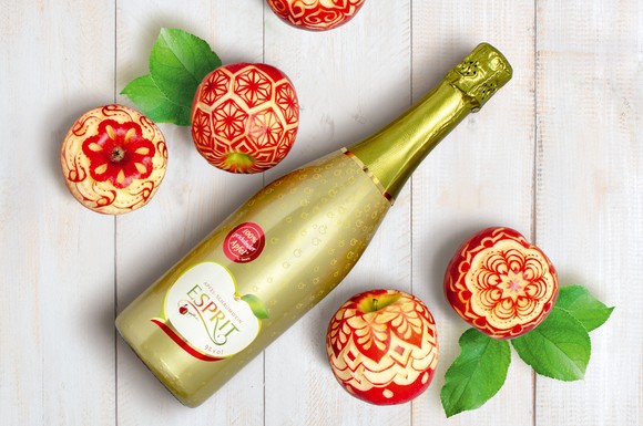 Äpfel eignen sich hervorragend als Deko - und aus Äpfeln kann auch ein fruchtig-prickelnder Schaumwein entstehen.