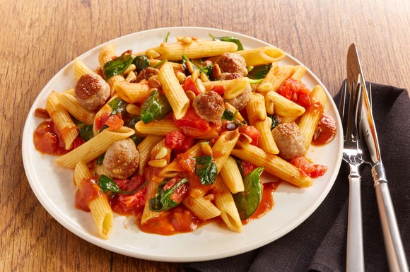 Ein echtes Happy Food für Pasta-Liebhaber jeden Alters: Frisch gekochte Pasta mit Bratwurstklößchen und gesundem Spinat.