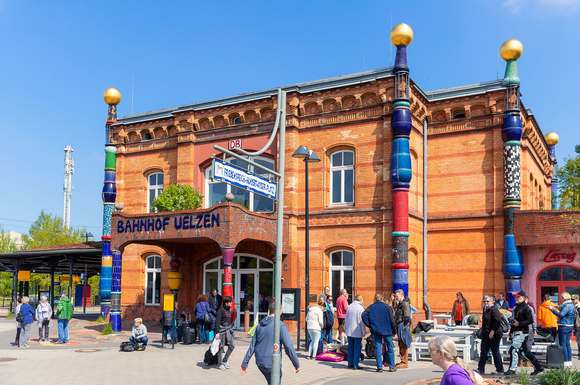 Der Hundertwasser-Bahnhof Uelzen gilt als einer der schönsten Bahnhöfe der Welt.