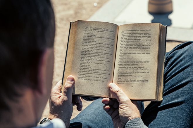 Wer von Aktivitäten genug hat, findet in und um Graal-Müritz gemütliche Orte, um in Ruhe in einem Buch zu versinken.