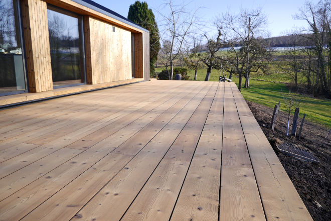 Ein natürlicher Blickfang für jede Terrasse: Die Dielen aus heimischer Weißtanne werden mit der Thermobehandlung besonders robust und widerstandsfähig.