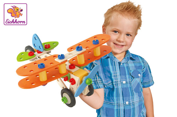 Im Rahmen des großen Osterkalenders auf Oster-Gewinnspiele.de verlosen wir mit freundlicher Unterstützung der Simba Toys GmbH & Co. KG einen Eichhorn Constructor Doppeldecker.