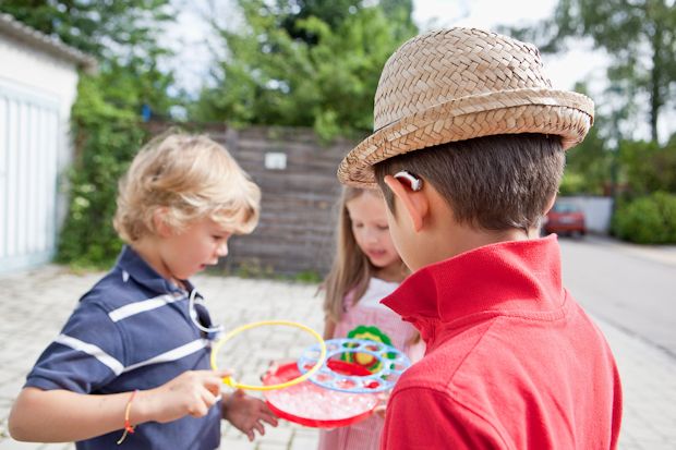 Hörgeräte für Kinder sind robust, wasserresistent - und machen jedes Spiel mit.