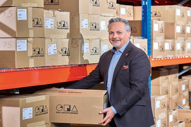 Experte Lars Hagemeier betont, man sollte den Austausch einer Dichtung von einem Fachmann durchführen lassen. Nur er kann den korrekten Sitz und die einwandfreie Funktion überprüfen.