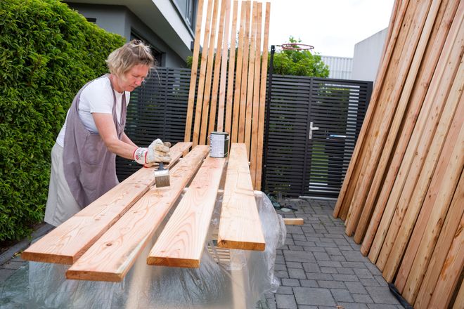 Alte und auch neue Terrassendielen bleiben l&auml;nger haltbar und ansehnlich, wenn sie mit einer Lasur oder mit Holz&ouml;l behandelt werden.