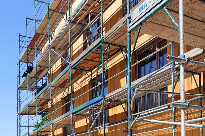 Holz als natürliches und nachwachsendes Baumaterial ist ungebrochen beliebt. Im Fachhandel kann man sich auf Qualität aus vertrauensvollen Quellen verlassen.