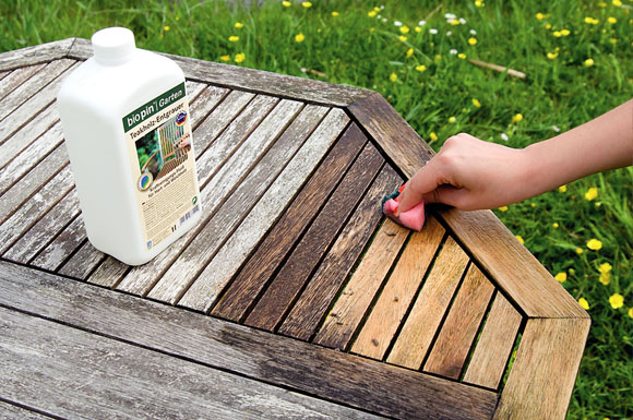 Mit der Zeit vergraut jedes Holz im Garten. Mit der passenden Reinigung und Pflege erhält es jedoch seinen Glanz zurück.