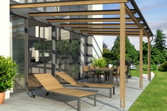 Gut geschützt den Garten genießen: Terrassendächer aus Holz mit einer Glasabdeckung verbinden einen attraktiven Look mit einer zuverlässigen und langlebigen Funktionsweise.