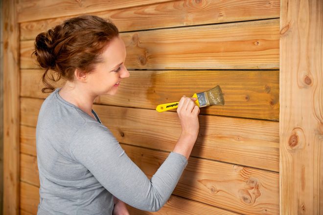 Die Fassade aus Holz wird vor Witterungseinflüssen geschützt.