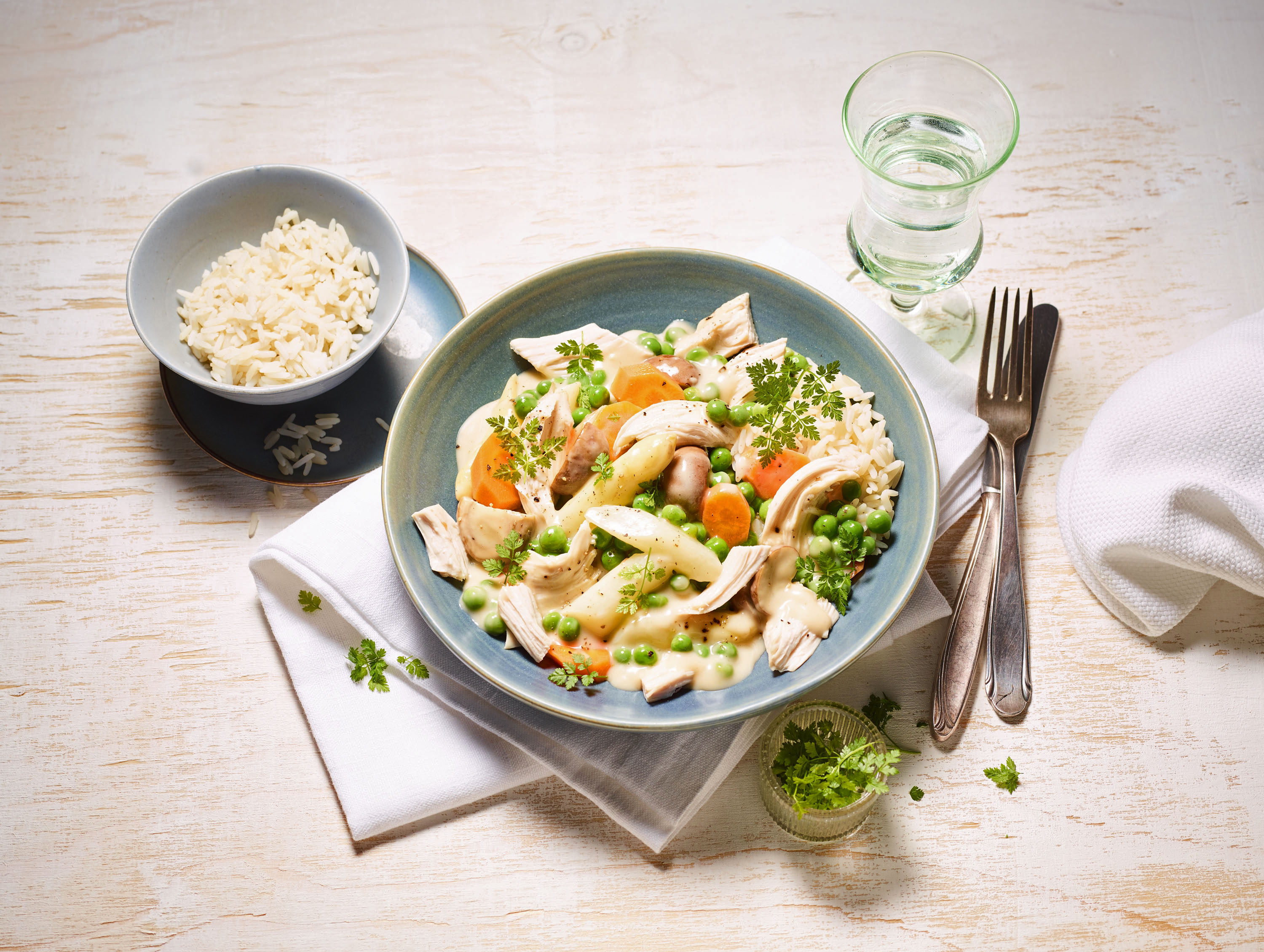 Rezeptklassiker mit leckeren Zutaten: Hühnerfrikassee mit Champignons, Möhren, Erbsen und Spargel.