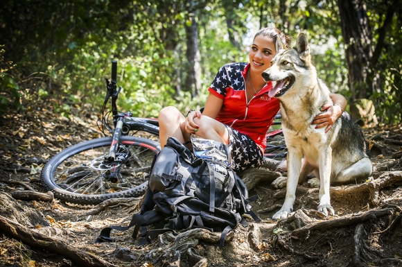 Wenn es um artgerechte Hundeernährung geht, orientieren sich Hundehalter gerne am Wolf - an seiner Beute und seinem Fressverhalten.