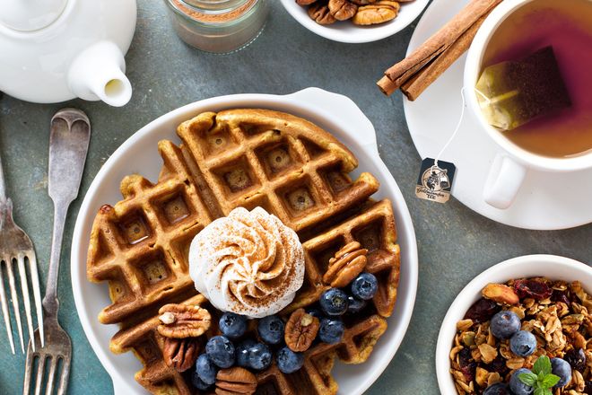 Alles schön hyggelig: Mit einer guten Tasse Tee und einer leckeren Waffel kann man es sich zu Hause gemütlich machen.