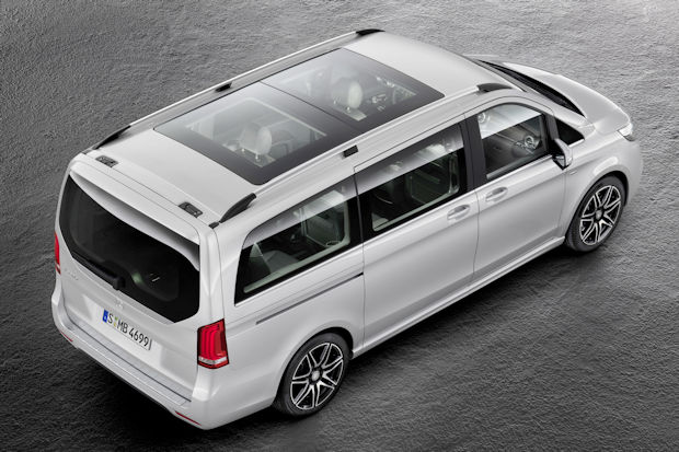 Mercedes V 250 d AMG Line mit Front- und Heckschürzen, Seitenschwellerverkleidungen, 19-Zoll-Leichtmetallrädern und Abrisskante.