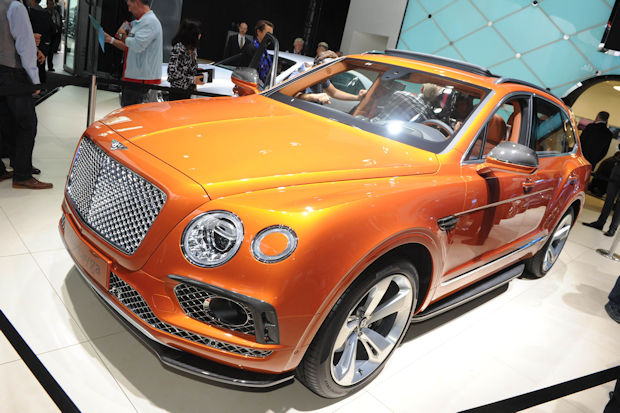 Der neue Bentley Bantayga leistet 608 PS, ist 5,14 Meter lang und wiegt 2422 Kilo. Der 12-Zylinder begnügt sich dennoch mit 12 Litern/100 km.