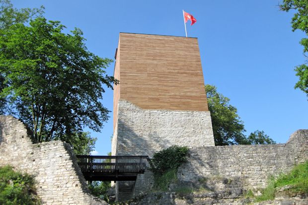 Vom Burgturm der Oberen Veste in Treuchtlingen hat man einen weiten Blick in die Landschaft.