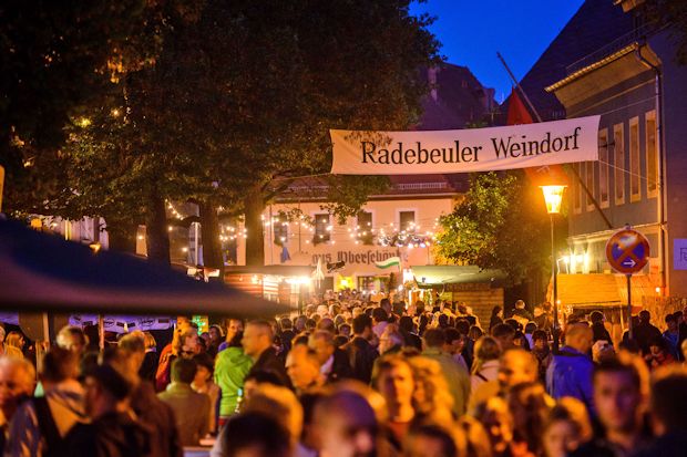 Vom 25. bis 27. September findet rund um den historischen Dorfanger Altkötzschenbroda das  Radebeuler Herbst- und Weinfest mit dem 20. Internationalen Wandertheaterfestival statt.