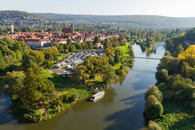 Den goldenen Herbst genießen: Viele der Stellplätze an der Fachwerkstraße - wie hier in Hann. Münden - liegen nur einen Katzensprung von den schmucken Altstädten entfernt.