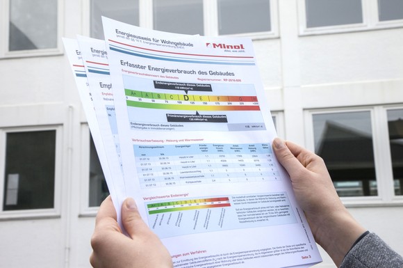 Steckbrief für Gebäude: Bei Verkauf oder Vermietung einer Wohnung oder eines Hauses muss der Eigentümer den Interessenten einen gültigen Energieausweis vorlegen.