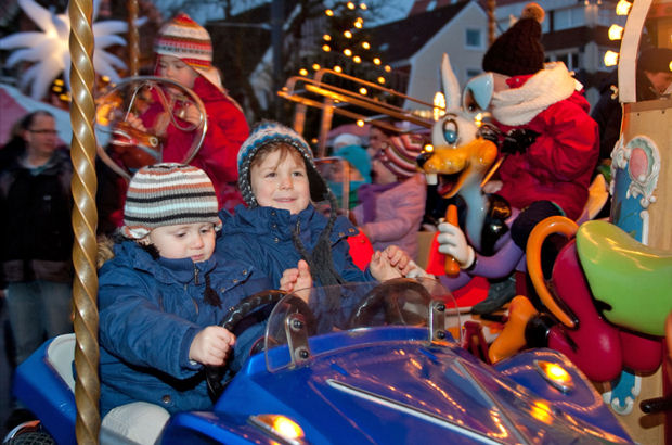 Die Kinder können beim Sternenmarkt in Otterndorf im Karussell ihre Runden drehen.