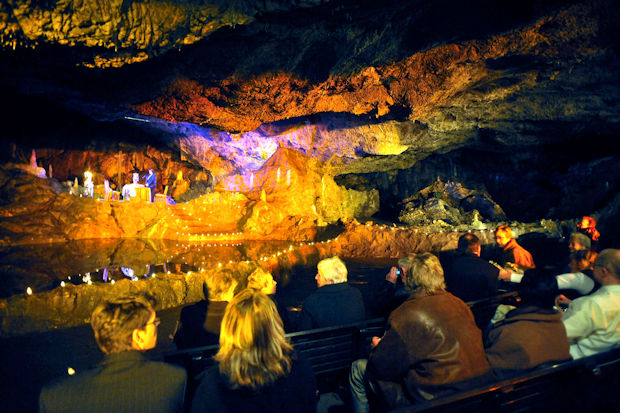 Der künstliche Wolfgangsee macht den sogenannten Goethesaal in der Rübeländer Höhle zu einer ganz besonderen Veranstaltungskulisse.