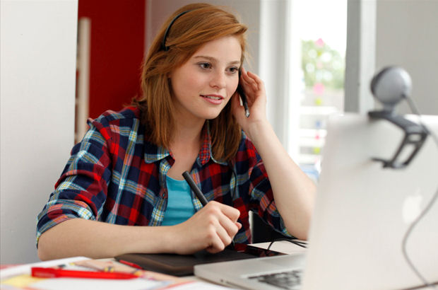 Für die Online-Nachhilfe braucht man nur einen internetfähigen Computer mit Kamera und Headset sowie die kostenlose Software Skype.