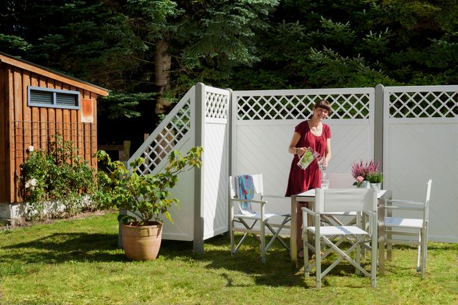 Dauerschutzfarben für den Sichtschutzzaun im Garten bewahren das natürliche Material lang anhaltend vor Witterungseinflüssen und setzen gleichzeitig der Kreativität mit verschiedenen Farbtönen keine Grenzen.