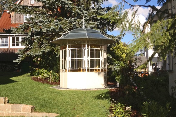 Mit einem geschlossenen Pavillon schafft man sich bei jedem Wetter einen Platz der Ruhe und Entspannung.
