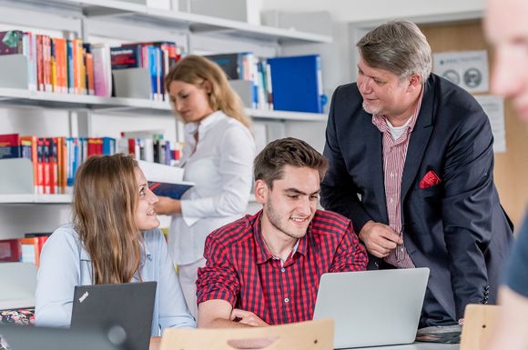 Die Professorinnen und Professoren unterstützen die Studierenden sowohl in den Studienthemen als auch bei Fragen zum Karriereweg.