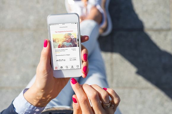 Mobile Reisewelt: Bereits 64 Prozent der Kurzurlauber buchen ihren Urlaub online. Die Benutzung von Apps steigt dabei rasant.