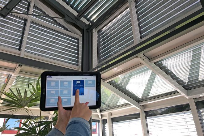 Wer die Steuerung seiner Rollläden ins Smarthome integriert, kann per App auf dem Tablet oder Smartphone zu Hause oder unterwegs den Lichteinfall in die Wohnräume flexibel steuern.